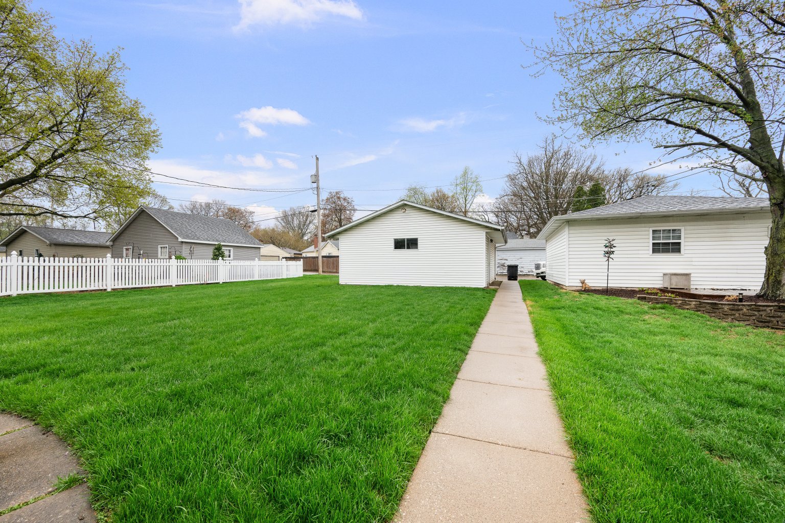 925 24th Street Moline, IL 61265 - Photo 36 of 37 a front view of a house with garden