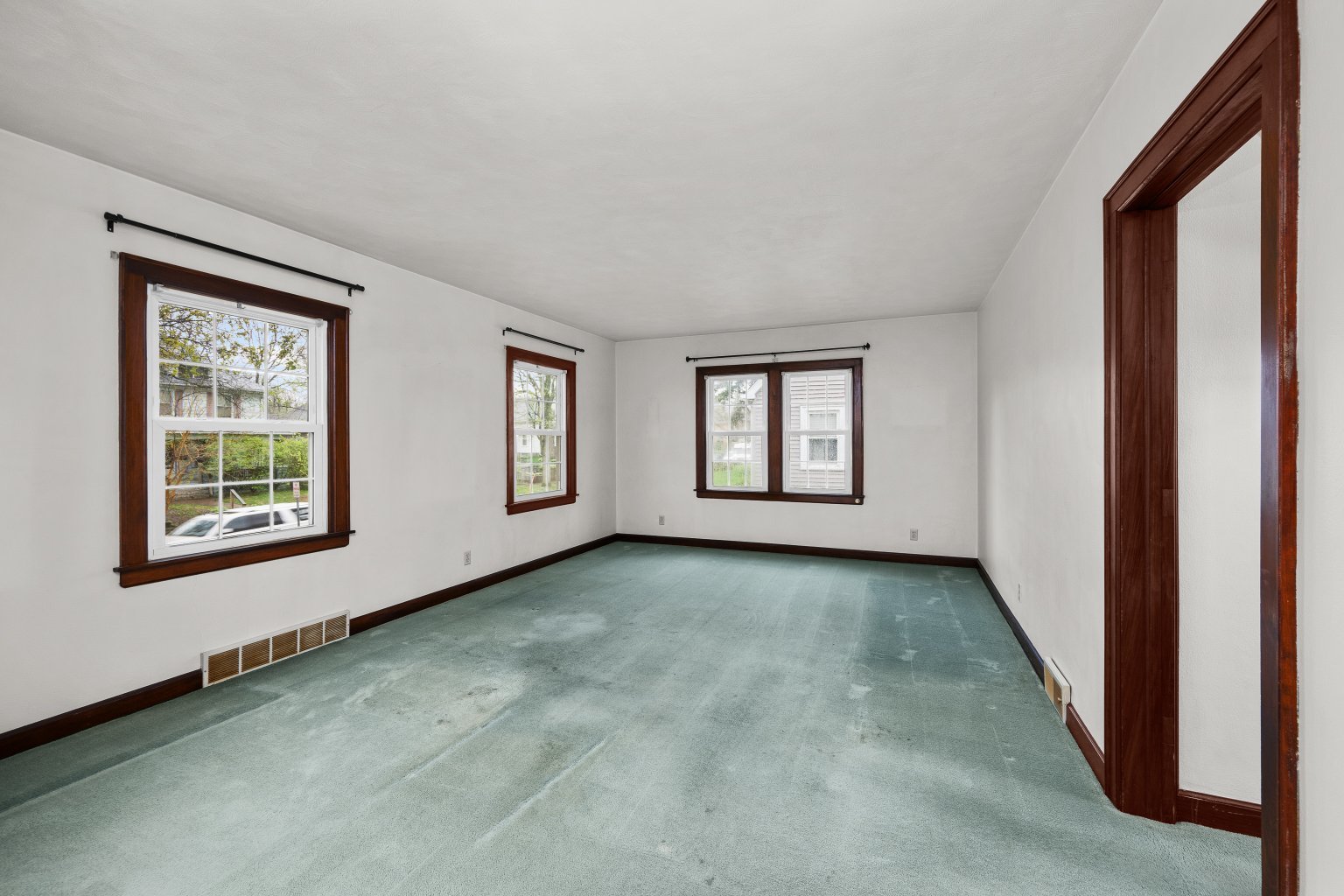 925 24th Street Moline, IL 61265 - Photo 7 of 37 an empty room with windows