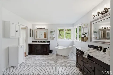 $925,000 | 9030 Middlewood Court, Sunset Hills, MO 63127