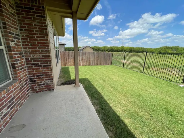 a view of a backyard