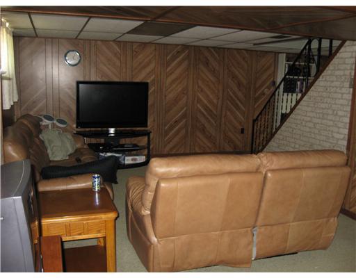 738 Lindsay Road Carnegie, PA 15106 - Photo 9 of 18 Den/Family/Great Room.