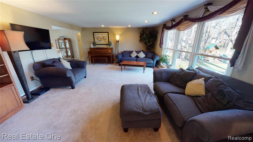 30048 Barwell Road Farmington Hills, MI 48334 - Photo 9 of 36