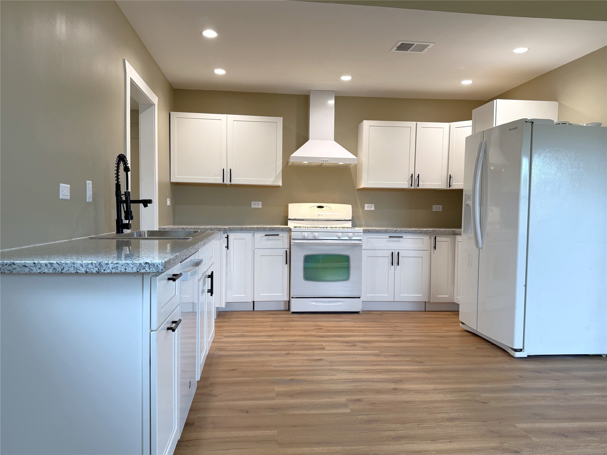 1922 Tabor Street Houston, TX 77009 - Photo 4 of 24 With ample cabinet/counter space, the kitchen is light & bright!