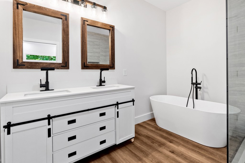 109 Lakeview Court Ellijay, GA 30540 - Photo 20 of 42 Soaker tub