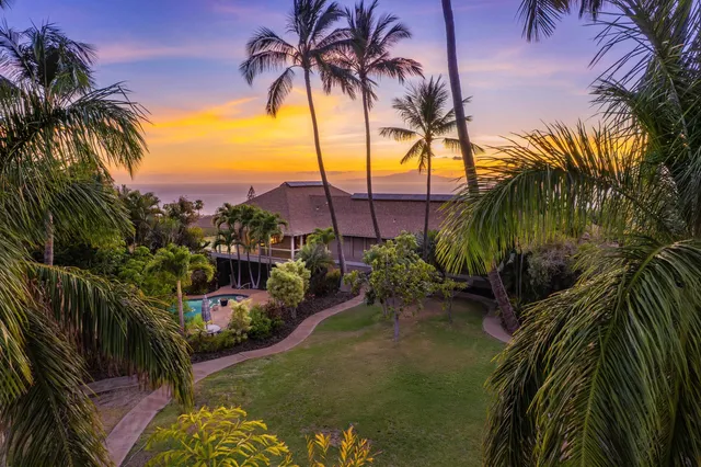 a view of an entryway door with an outdoor shower