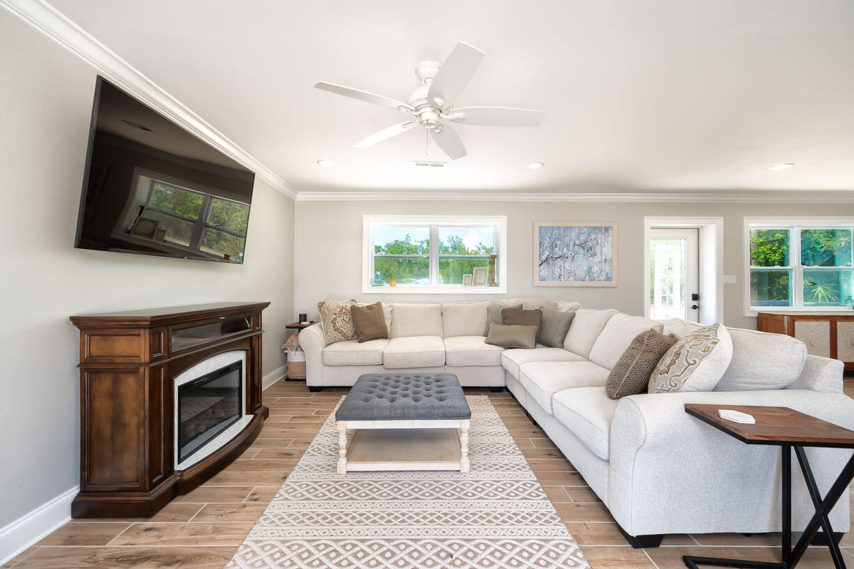133 Indies Road Summerland Key, FL 33042 - Photo 5 of 30 Living Area