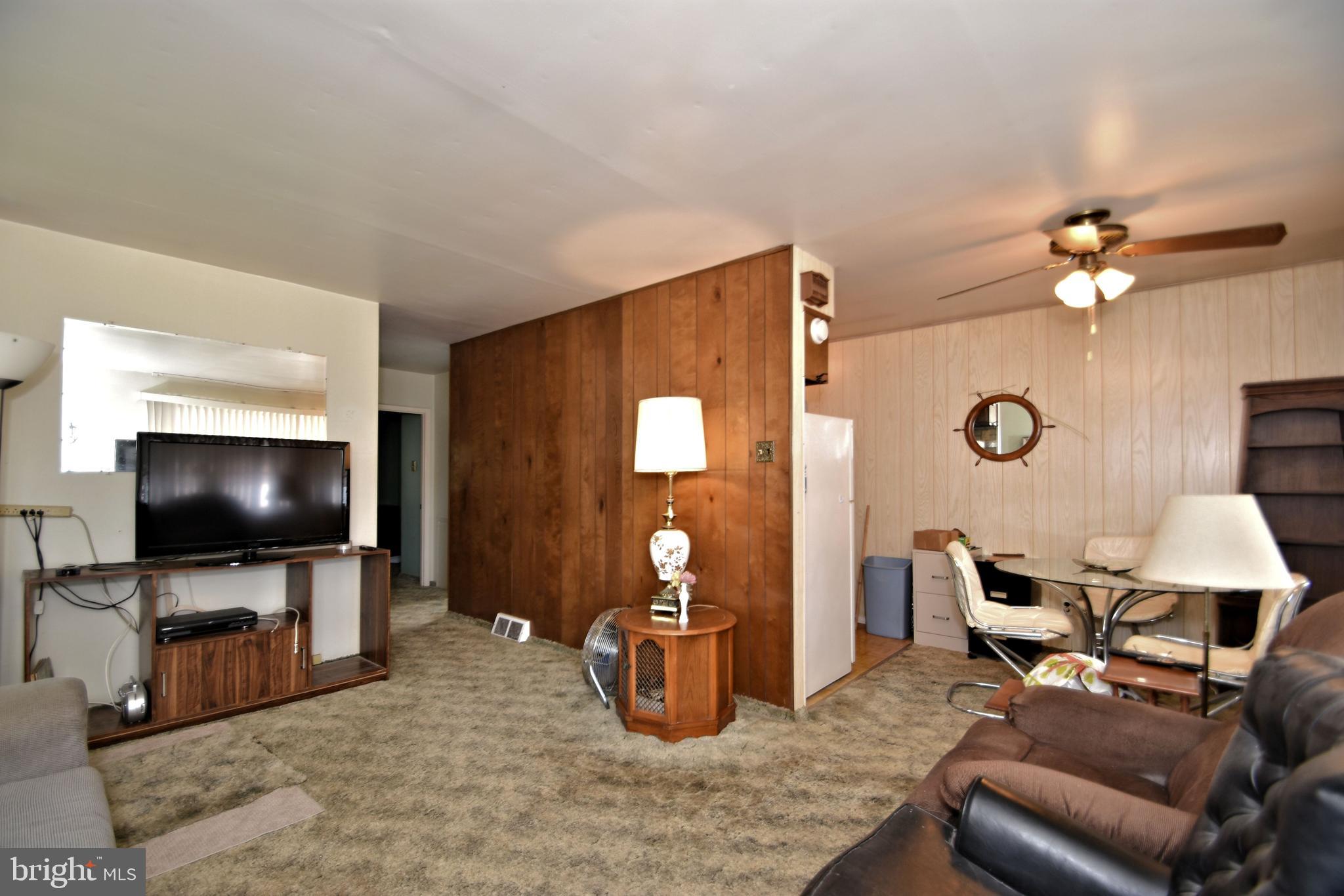 11930 Covert Road Philadelphia, PA 19154 - Photo 4 of 31 Living room