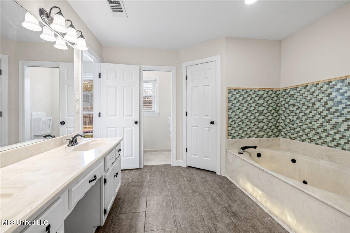 990 Eagle Ridge Cove Hernando, MS 38632 - Photo 40 of 61 37-Primary Bathroom