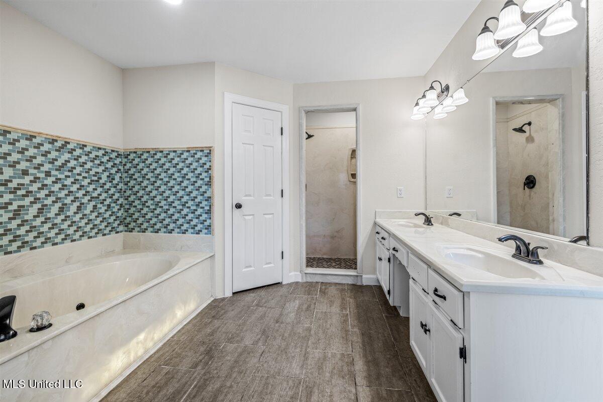 990 Eagle Ridge Cove Hernando, MS 38632 - Photo 41 of 61 36-Primary Bathroom