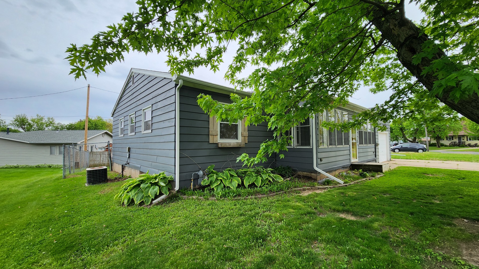739 Highview Drive Clinton, IA 52732 - Photo 2 of 22