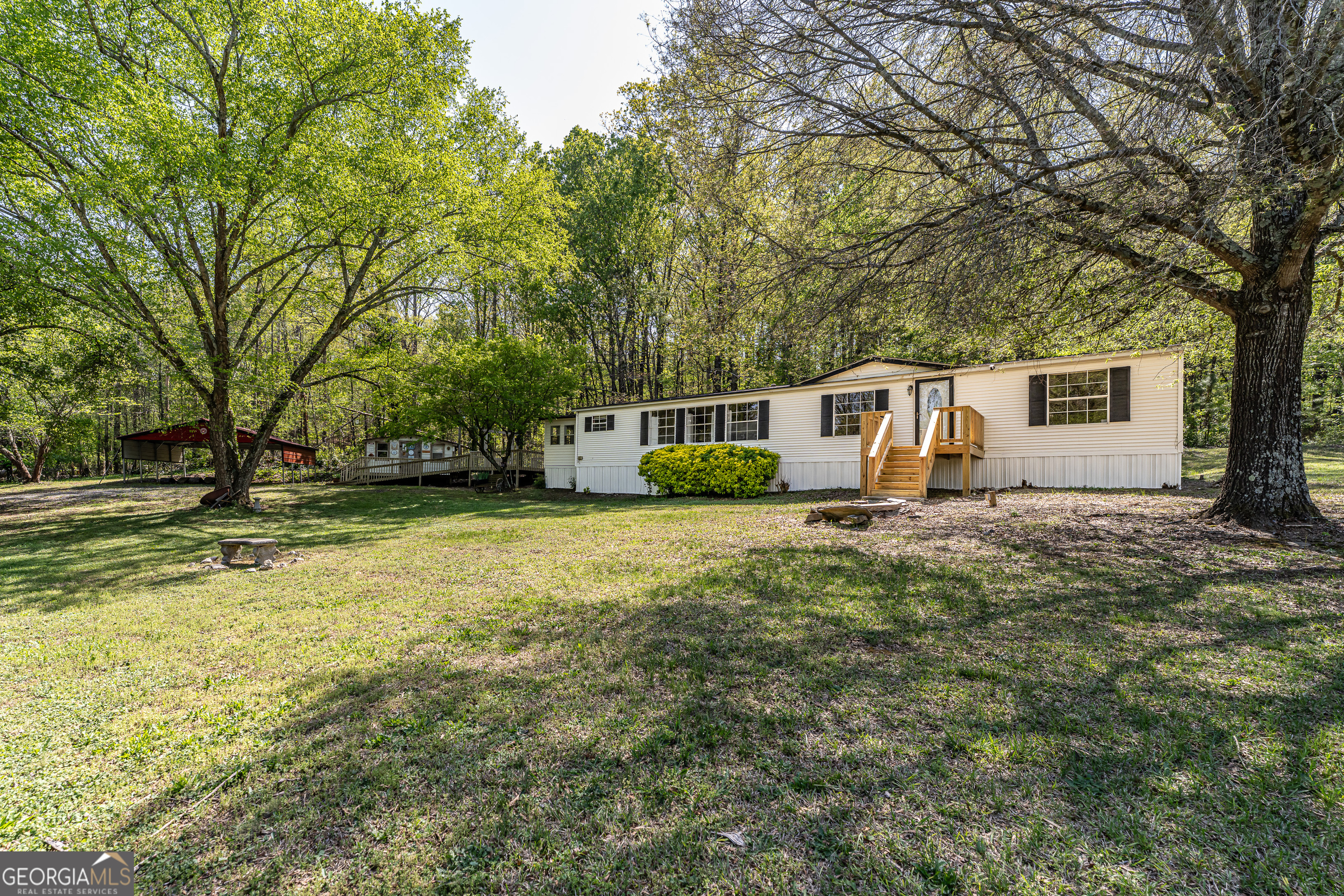 a view of a house with backyard