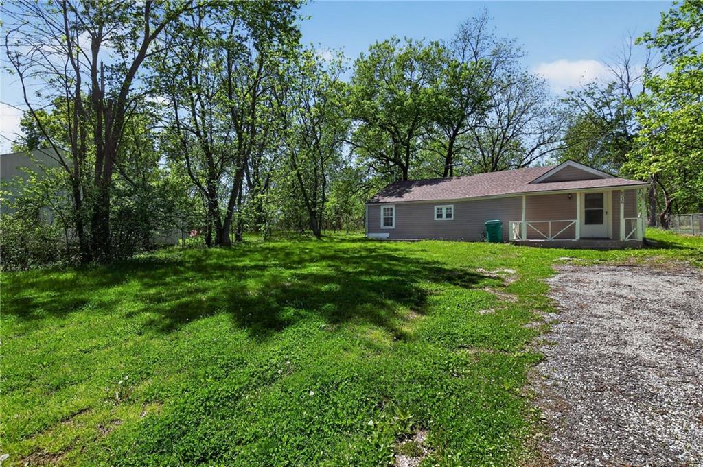 8318 Pershing Road Raytown, MO 64138 - Photo 6 of 30
