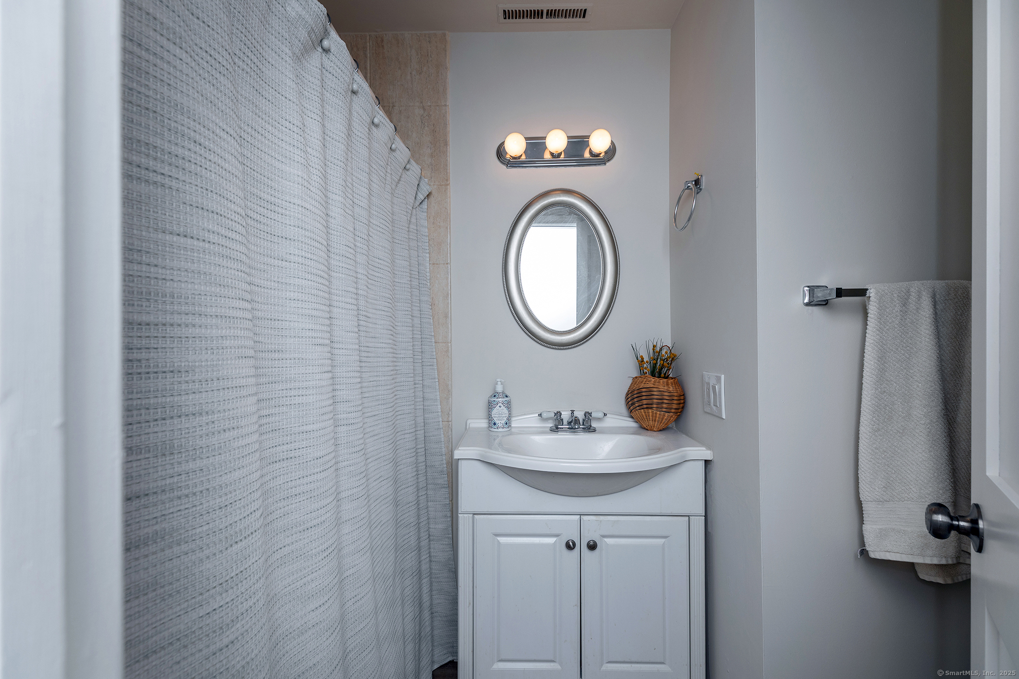 286 South Street Roxbury, CT 06783 - Photo 13 of 36 a bathroom with a sink and a mirror