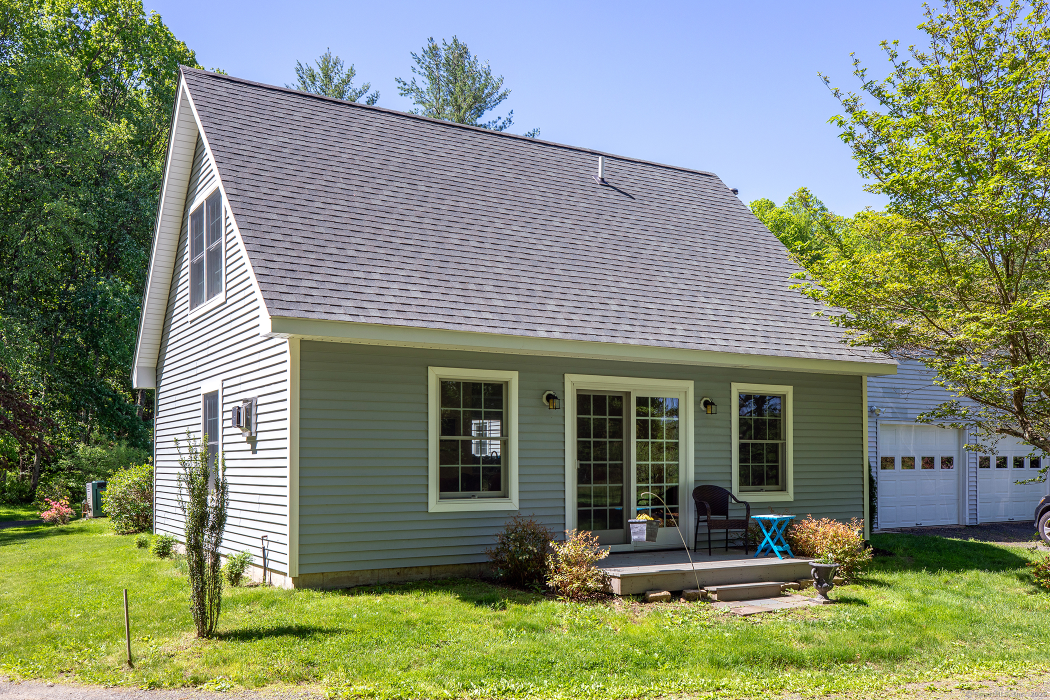 286 South Street Roxbury, CT 06783 - Photo 23 of 36 a front view of a house with a yard