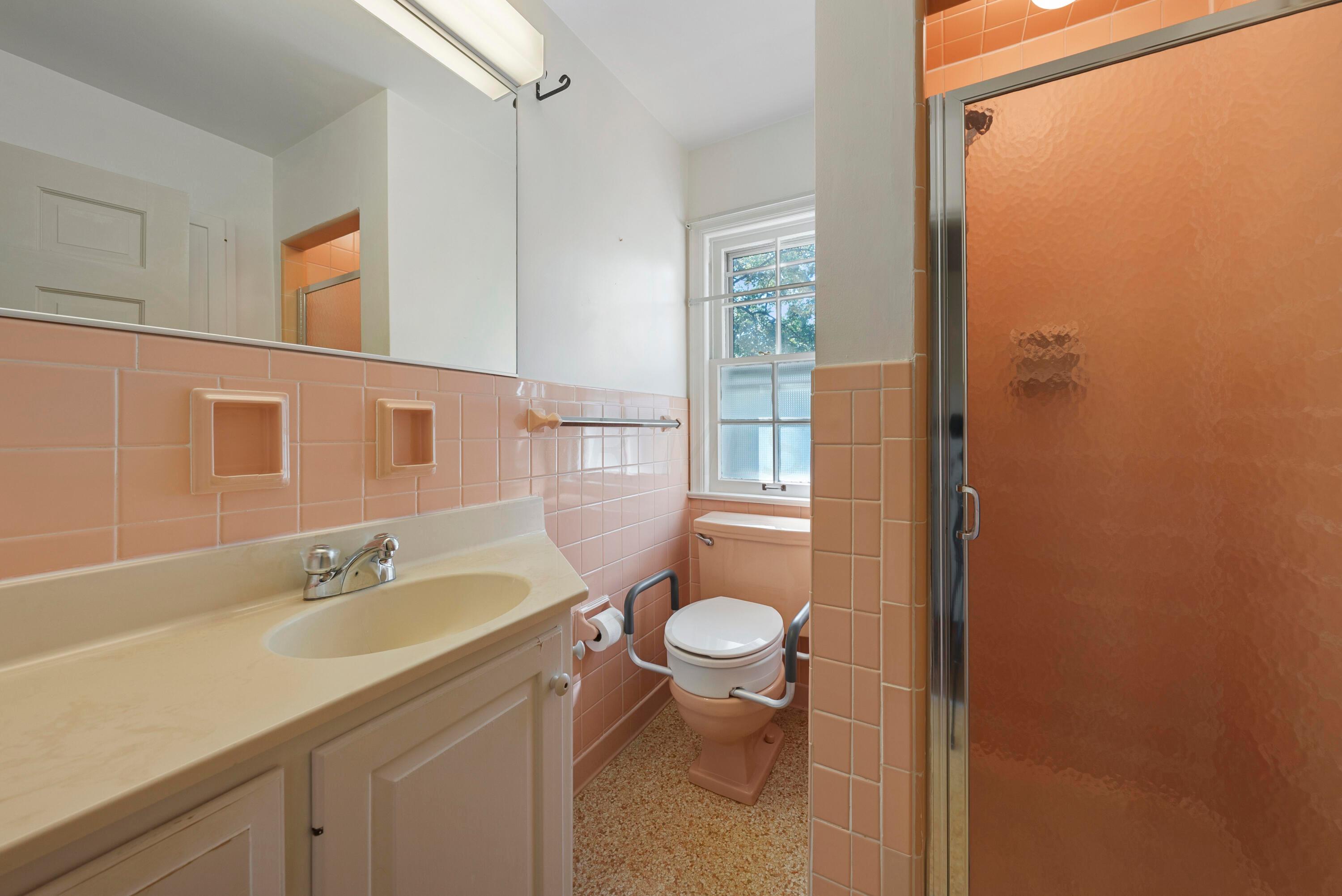 2685 Andover Road Columbus, OH 43221 - Photo 25 of 62 Primary Bath