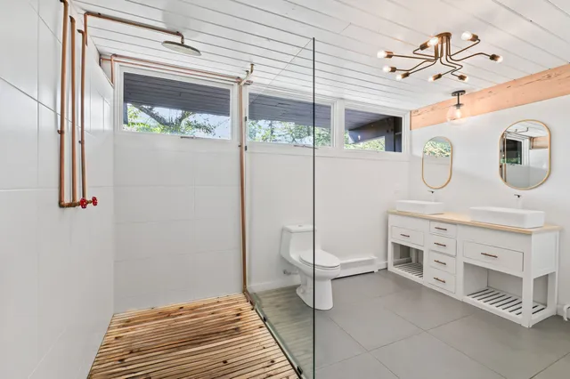 $619,900 | 9470 North Sleepy Hollow Road, Bayside, WI 53217