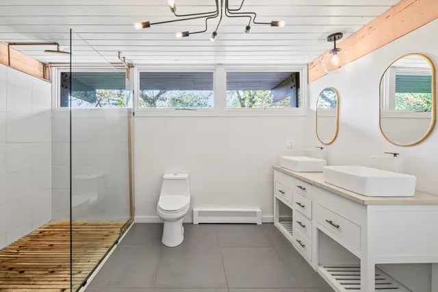 $619,900 | 9470 North Sleepy Hollow Road, Bayside, WI 53217