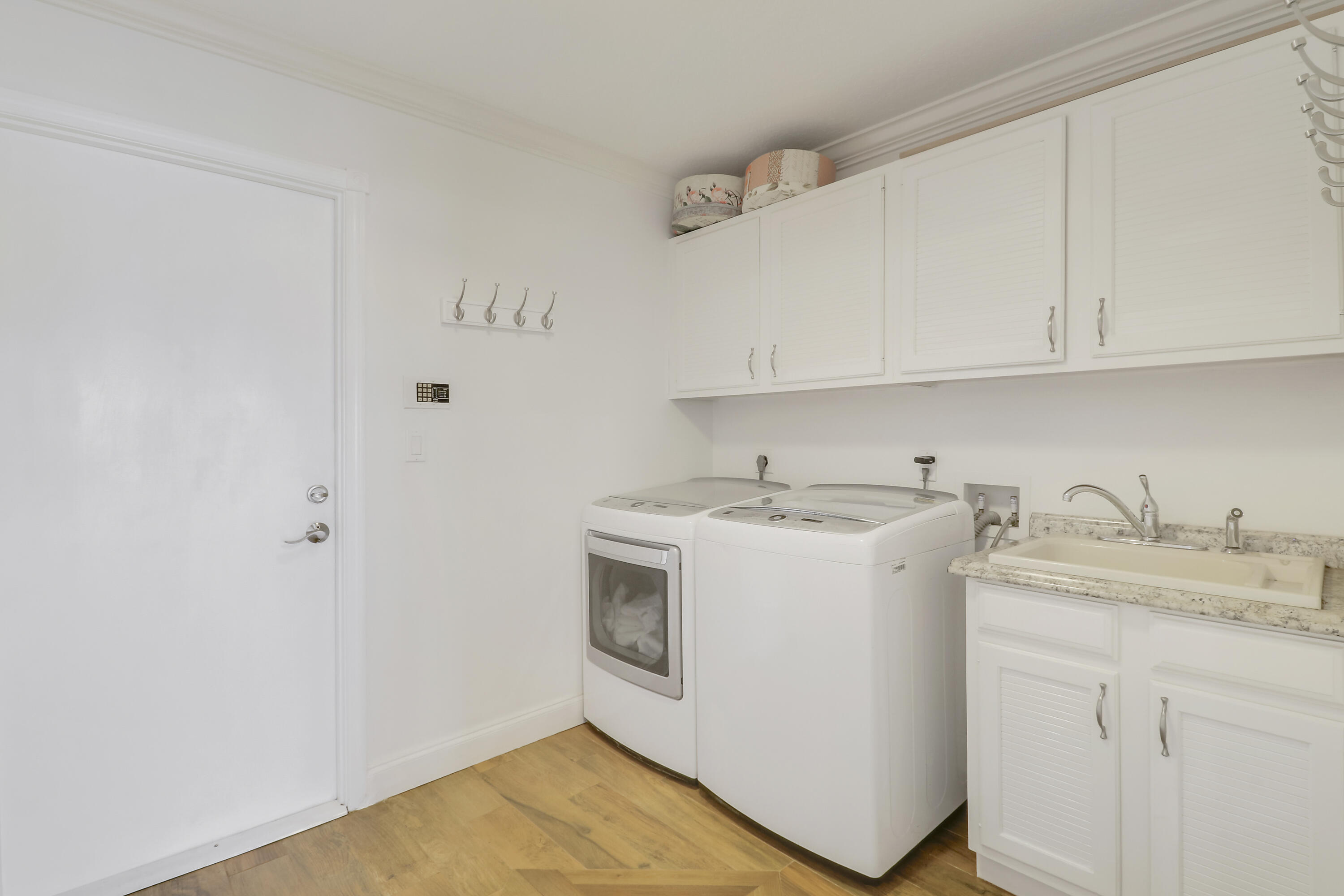 18815 Southeast River Ridge Road Jupiter, FL 33469 - Photo 37 of 70 Laundry Room