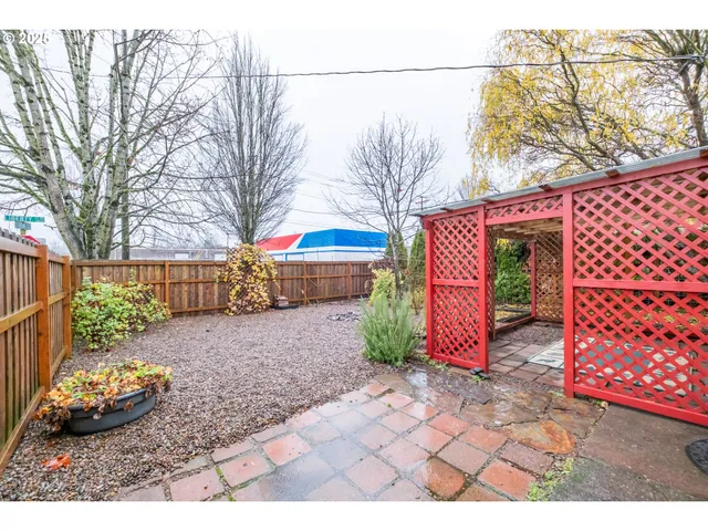 a view of a backyard