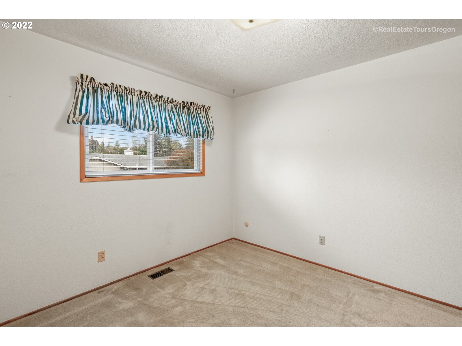 16901 Southeast Haig Street Portland, OR 97236 - Photo 20 of 32 an empty room with a window