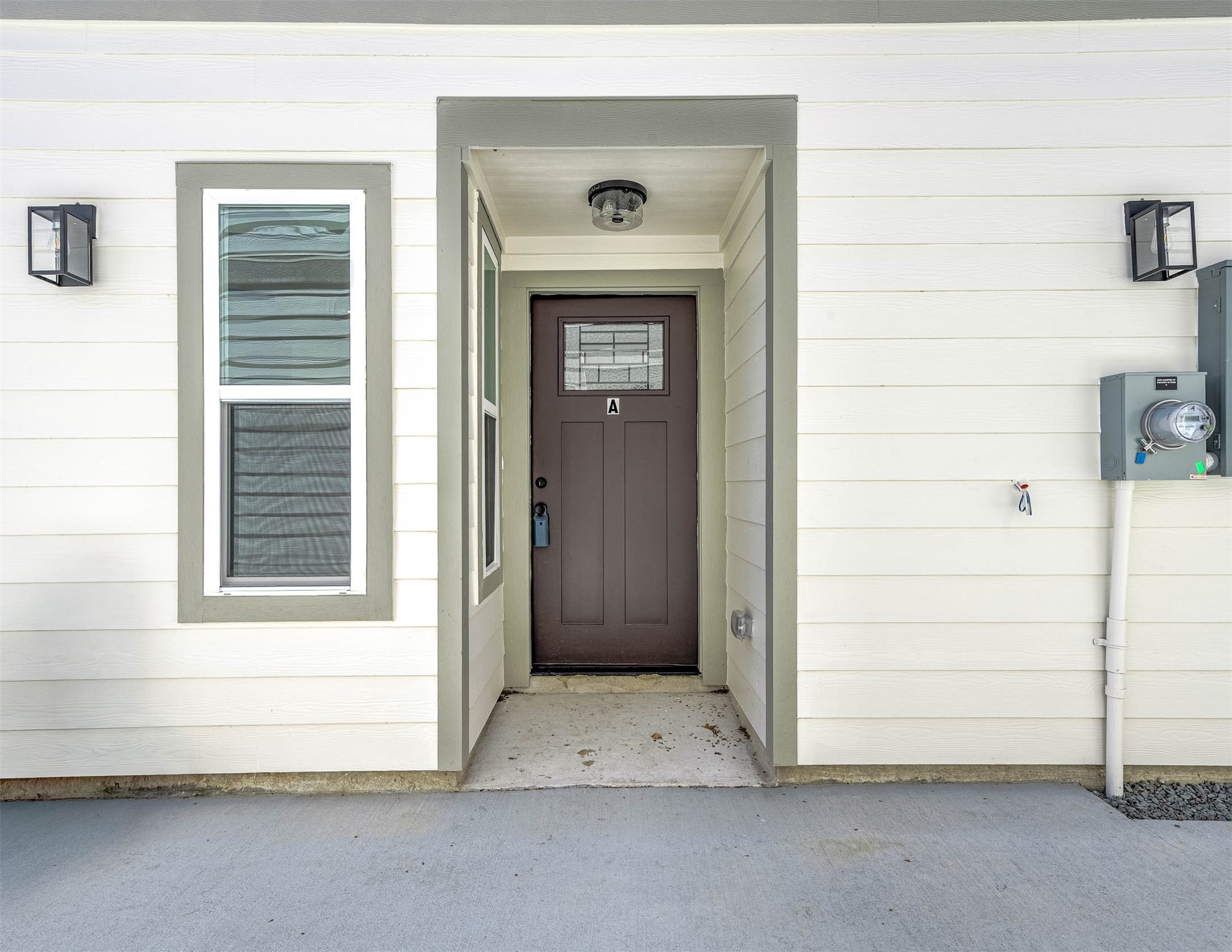 2020 Hampton Street, Unit A B Houston, TX 77088 - Photo 29 of 31 a view of wooden door