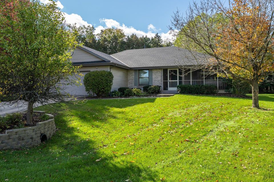411 Pine Grove Circle Williams Bay, WI 53191 - Photo 1 of 1 a front view of a house with garden