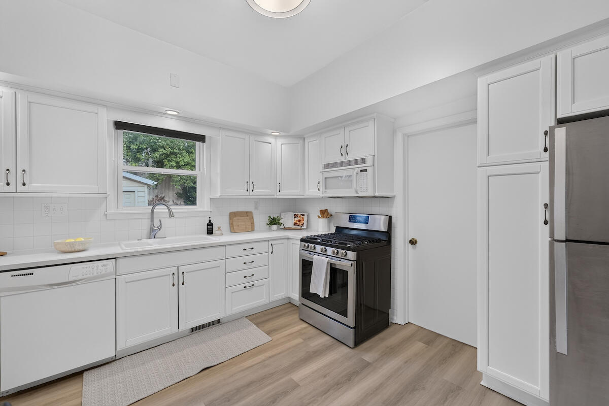 1526 Wisconsin Avenue Racine, WI 53403 - Photo 16 of 36 Kitchen