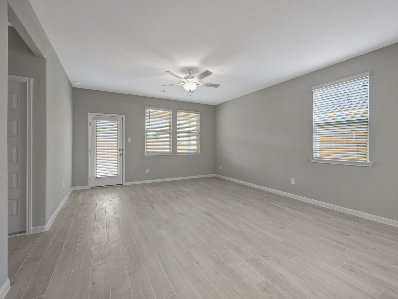 5725 Adamite Way Houston, TX 77048 - Photo 7 of 29 Photo is not of the actual home, but is an inspirational photo of builder’s model home and may depict options, furnishings, and/or decorator features that are not included
