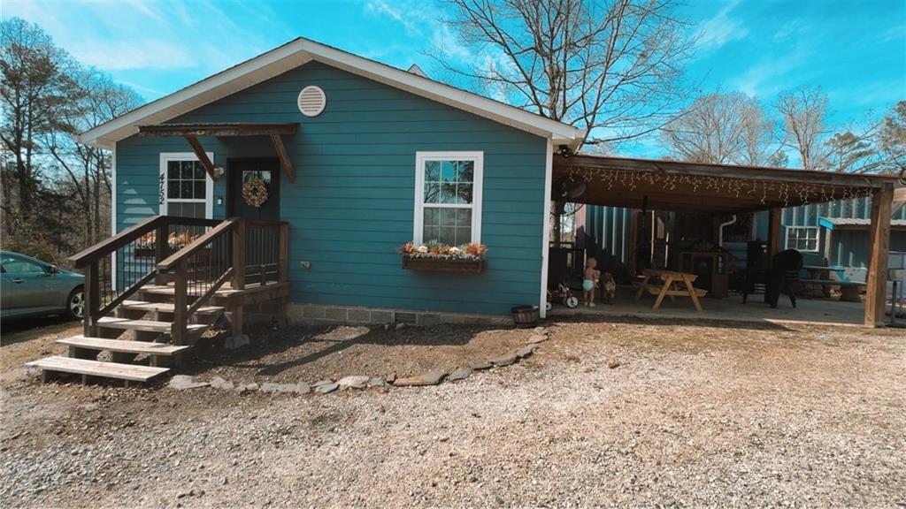 a view of a house with backyard and porch