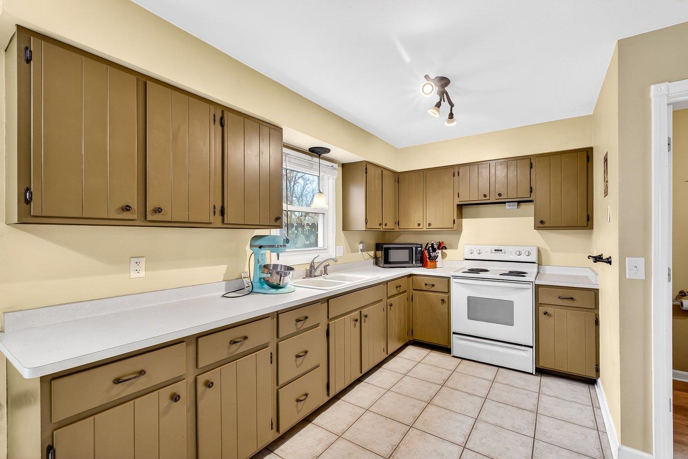 1529 Ivory Drive Sun Prairie, WI 53590 - Photo 10 of 24