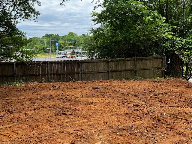 a view of a backyard