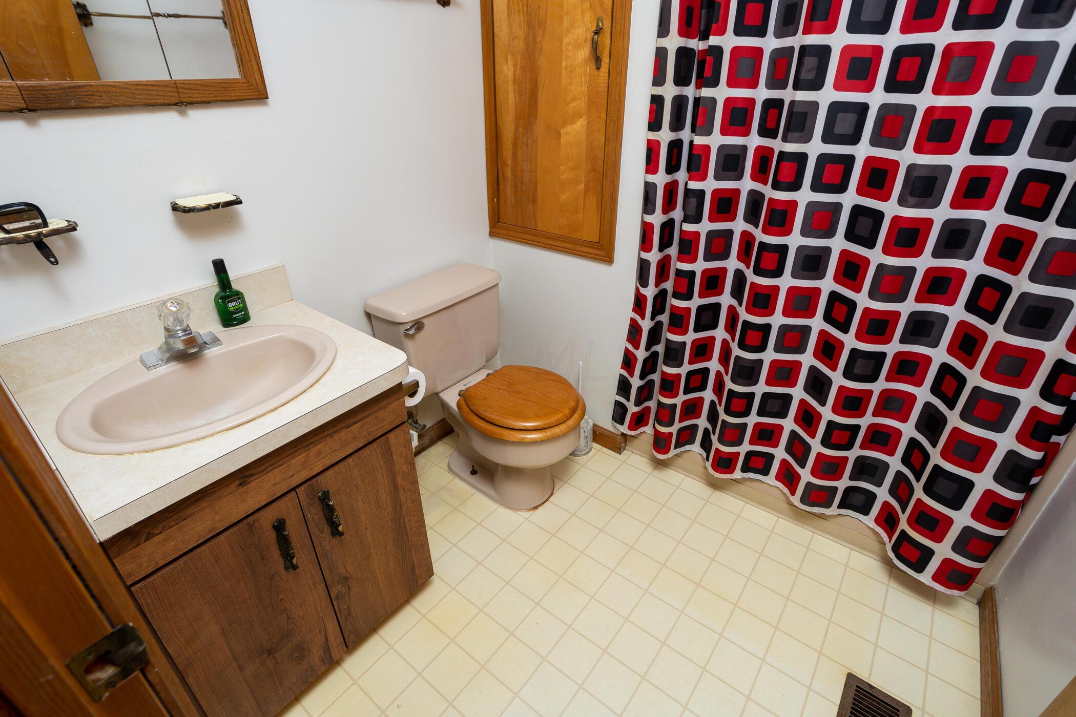 4448 Charlotte Road Columbus, OH 43207 - Photo 12 of 24 4448 Charlotte drive obetz oh 43207 032