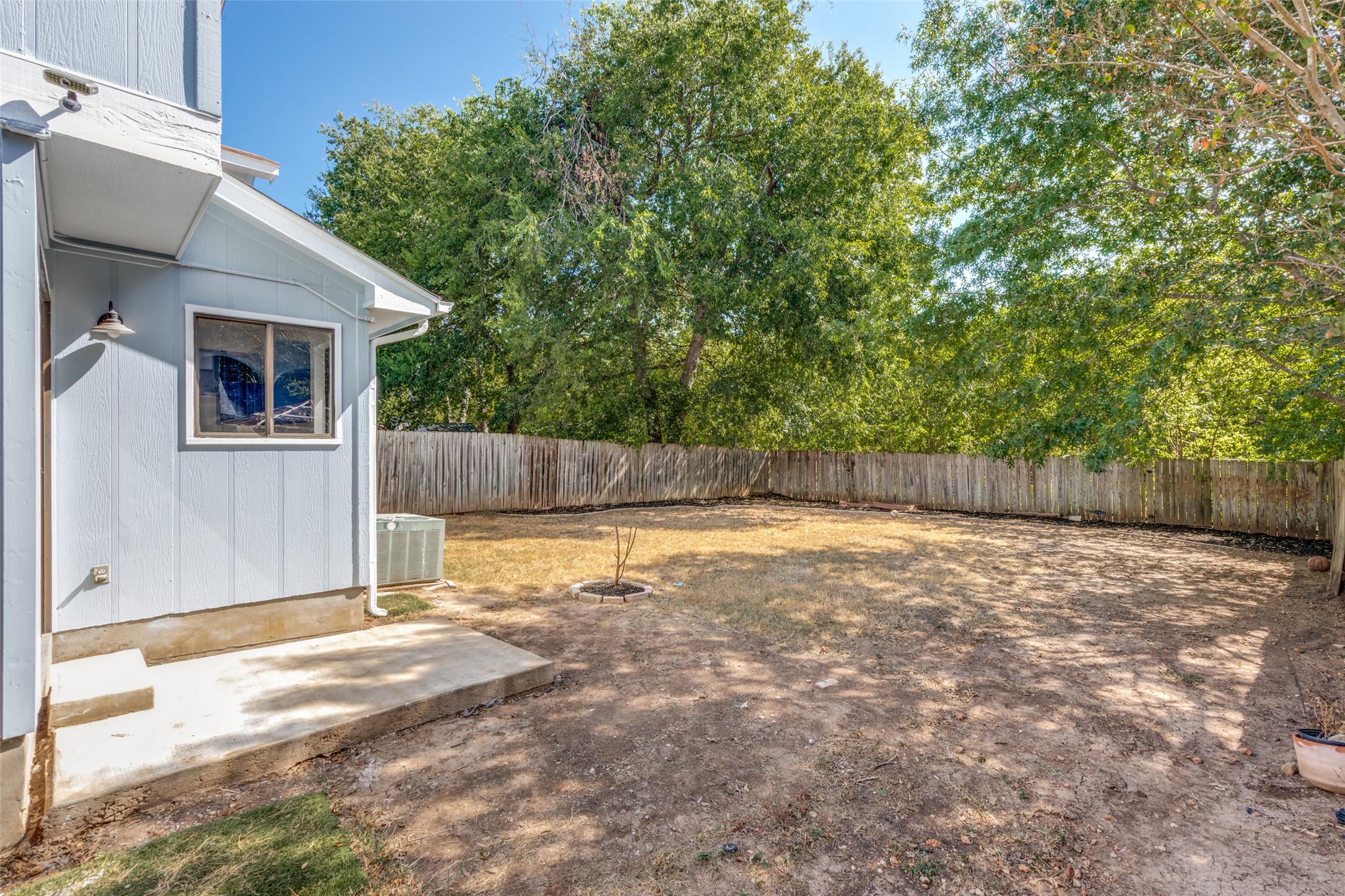 12323 Little Emily Way Austin, TX 78753 - Photo 22 of 24 a backyard of a house
