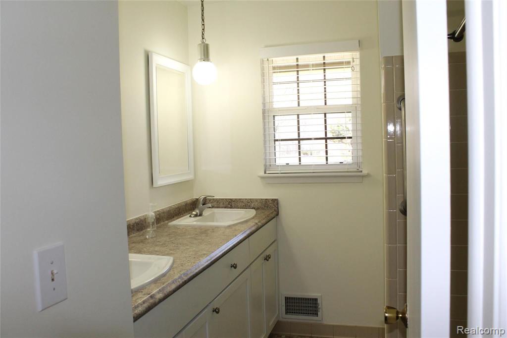 1826 Streamedge Court Rochester Hills, MI 48309 - Photo 22 of 50