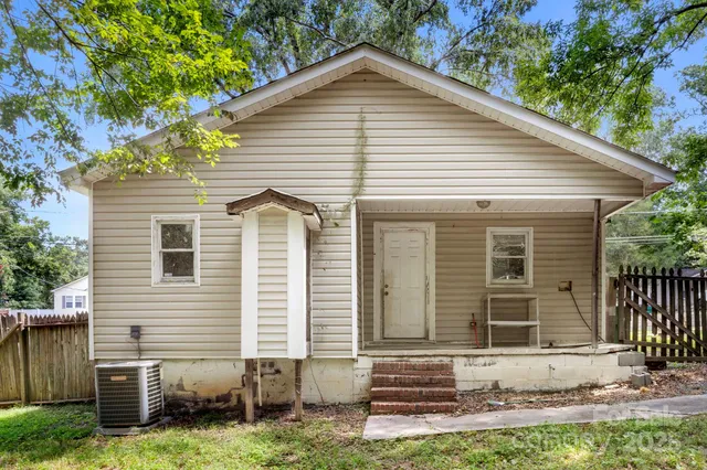 a view of a house with backyard
