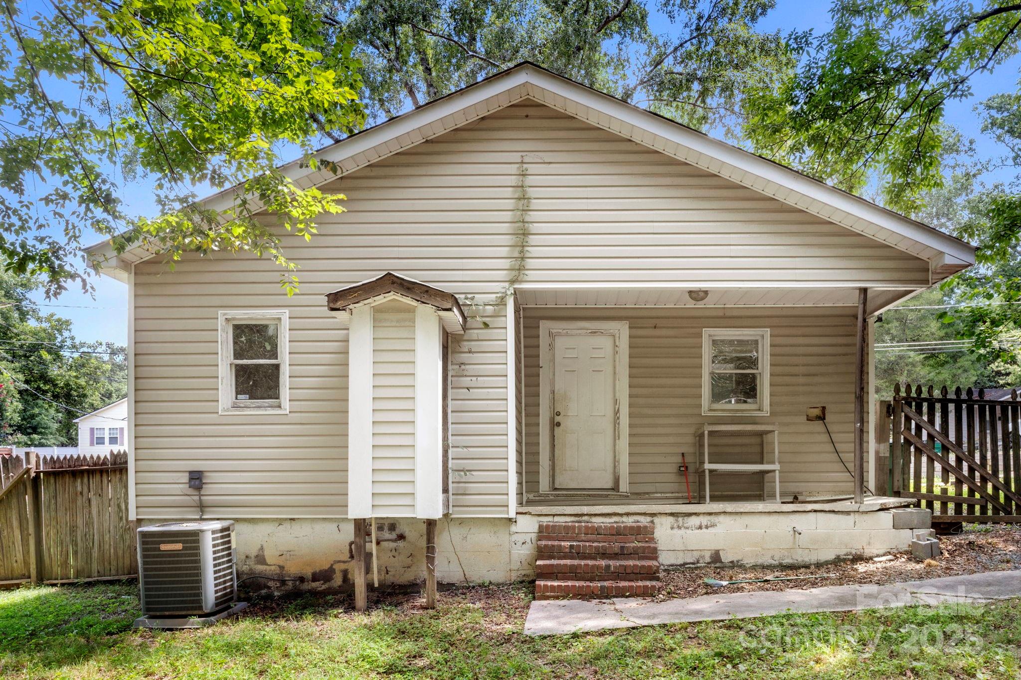 4034 Rutgers Avenue Charlotte, NC 28206 - Photo 5 of 6 a view of a house with backyard