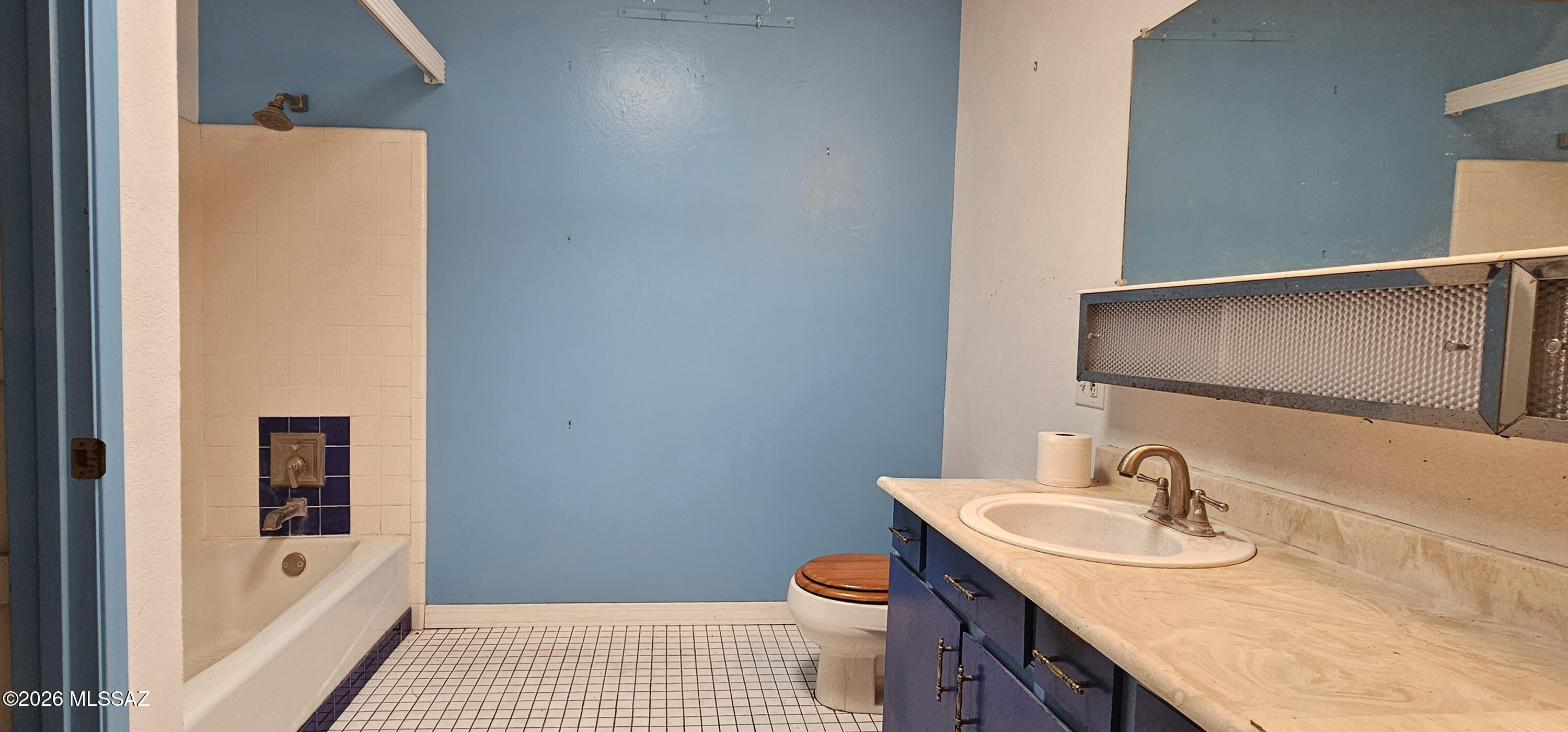 4441 North Sanders Road Tucson, AZ 85743 - Photo 23 of 40 Guest Bathroom-angle2