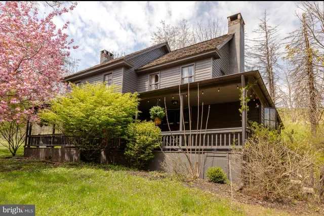 a view of a house with a yard and plants