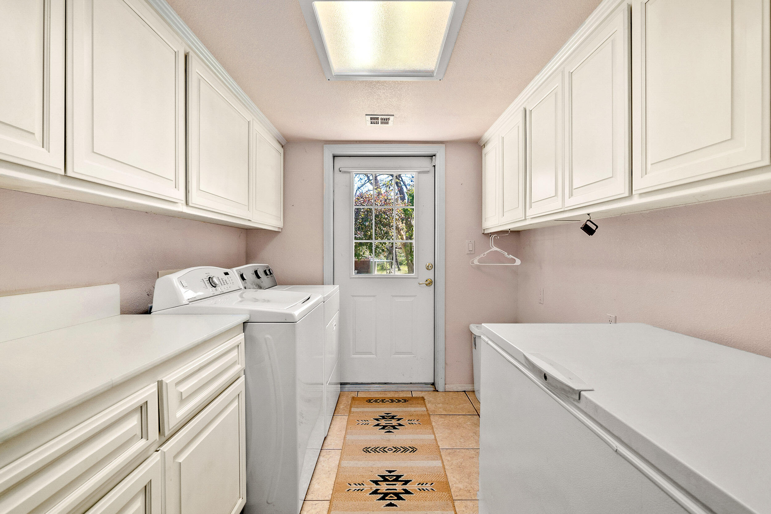 14845 Water Gap Road Williams, OR 97544 - Photo 24 of 44 Laundry/Mud Room