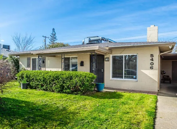 a view of a house with yard and plants