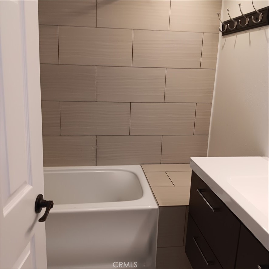 1419 West 179th Street, Unit 16 Gardena, CA 90248 - Photo 40 of 48 a bathroom with a bathtub