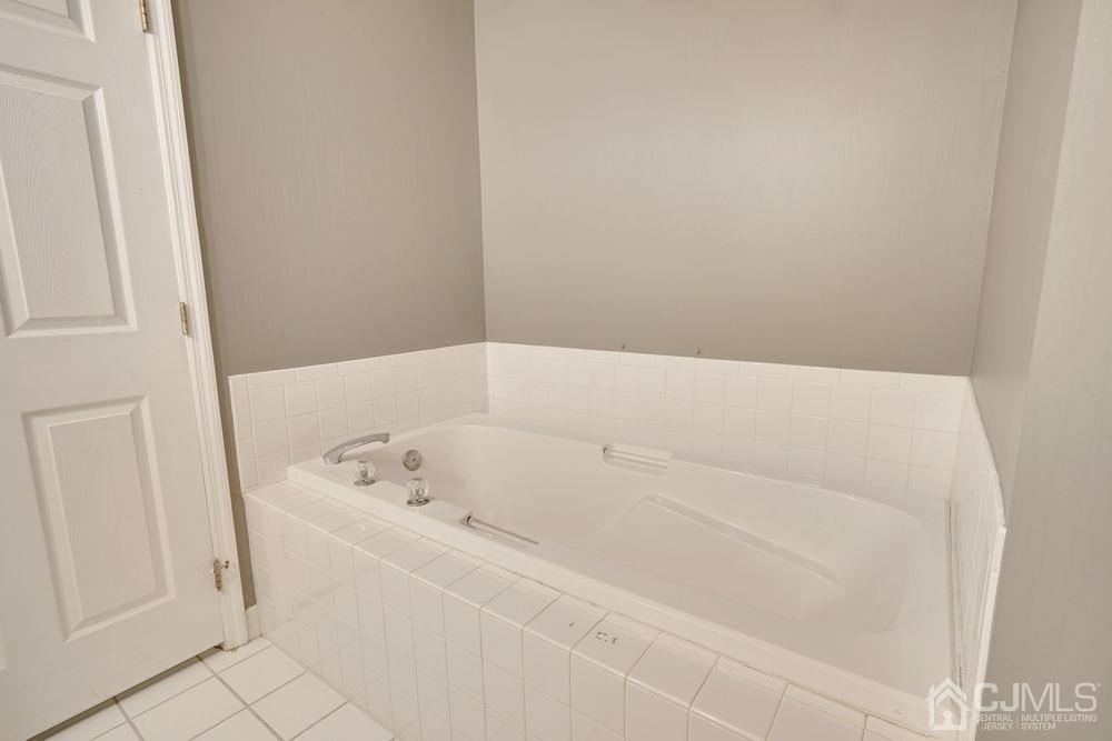 175 Prestwick Way, Unit 175 Edison, NJ 08820 - Photo 15 of 17 Gallery Image 15
