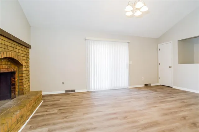 $1,950 | 305 Southeast Westminister Road, Blue Springs, MO 64014