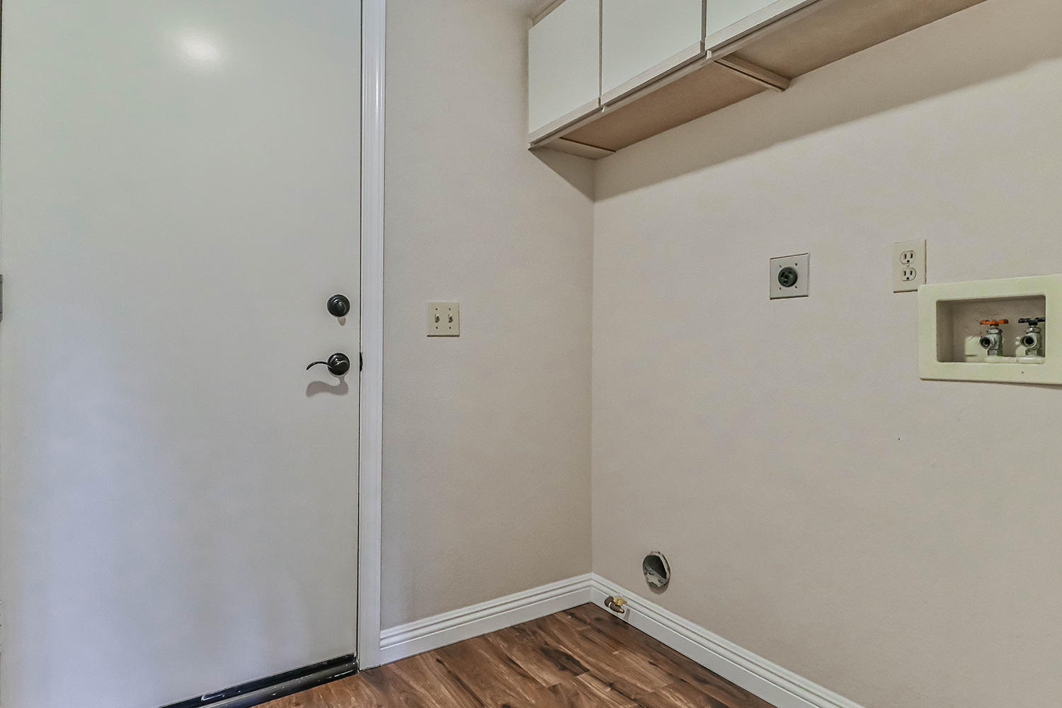 556 Fairfield Road Simi Valley, CA 93065 - Photo 22 of 49 a view of a room with wooden floor