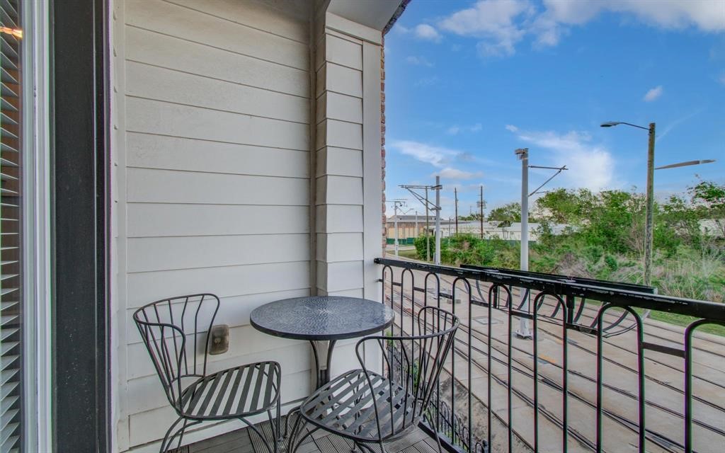 610 Delano Street Houston, TX 77003 - Photo 16 of 36 a view of balcony with a table and chairs