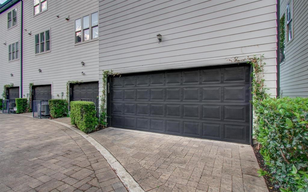 610 Delano Street Houston, TX 77003 - Photo 33 of 36 a front view of house with a yard