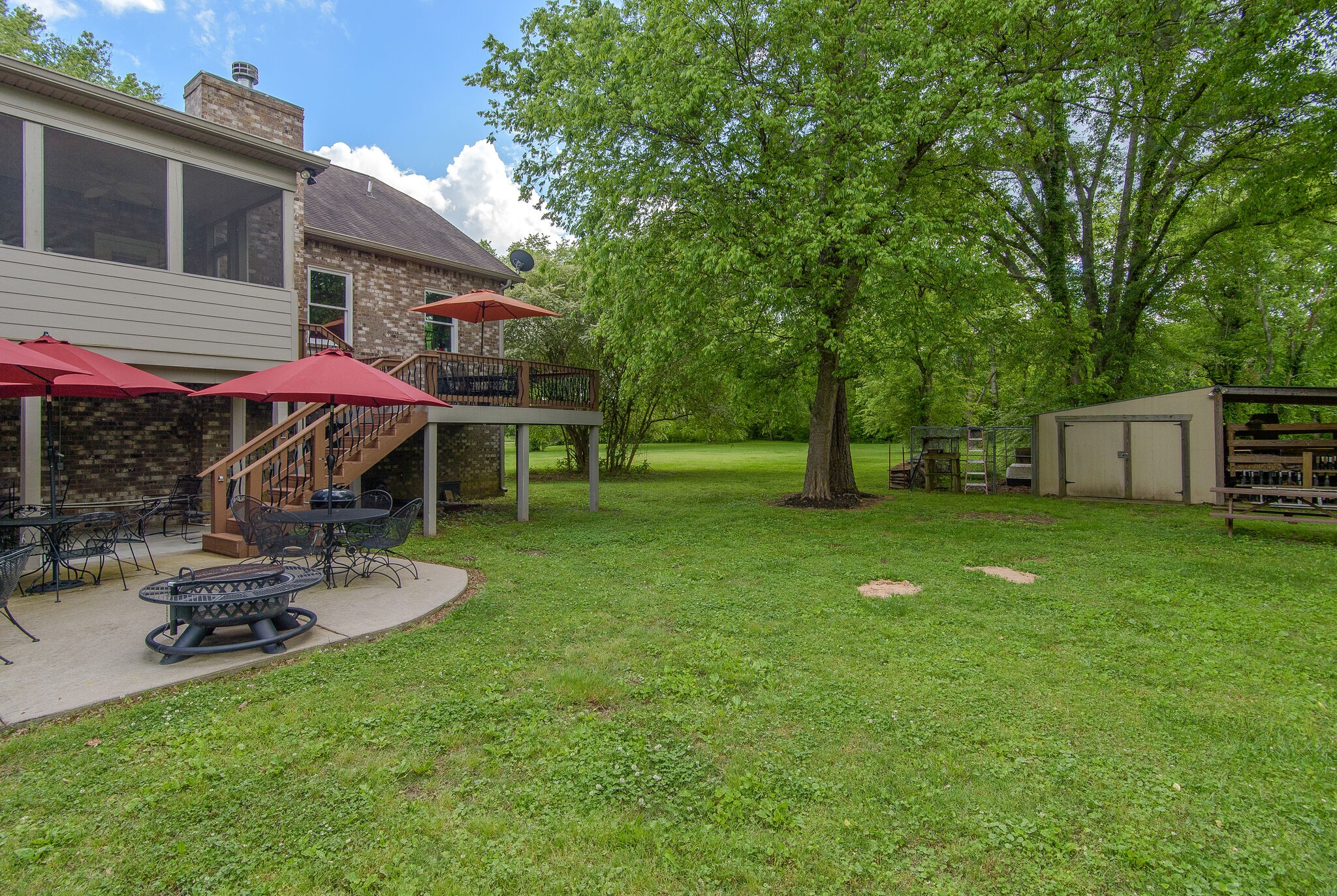 5125 Old Harding Road Franklin, TN 37064 - Photo 39 of 50 a view of a backyard with sitting area