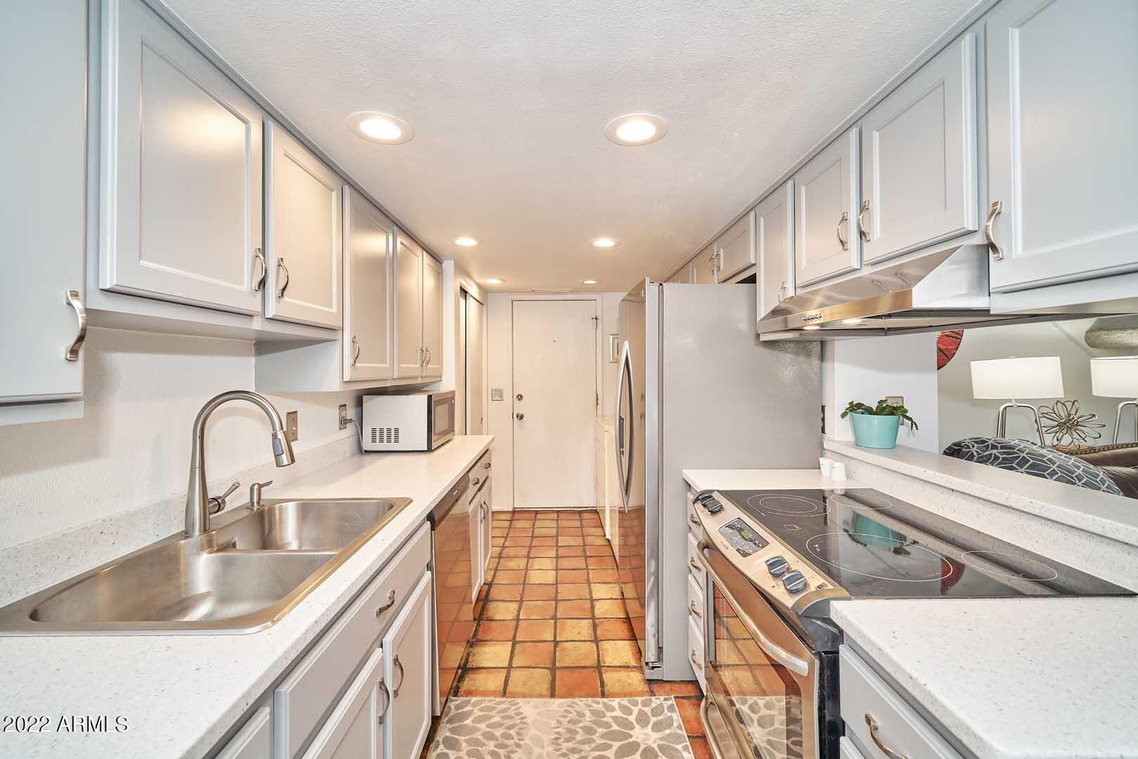 8445 South 48th Street, Unit 2 Phoenix, AZ 85044 - Photo 8 of 34 Kitchen