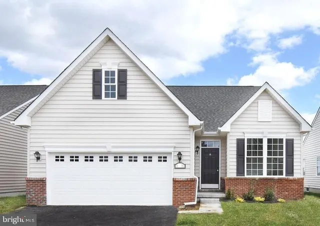 a view of a house with backyard and garden