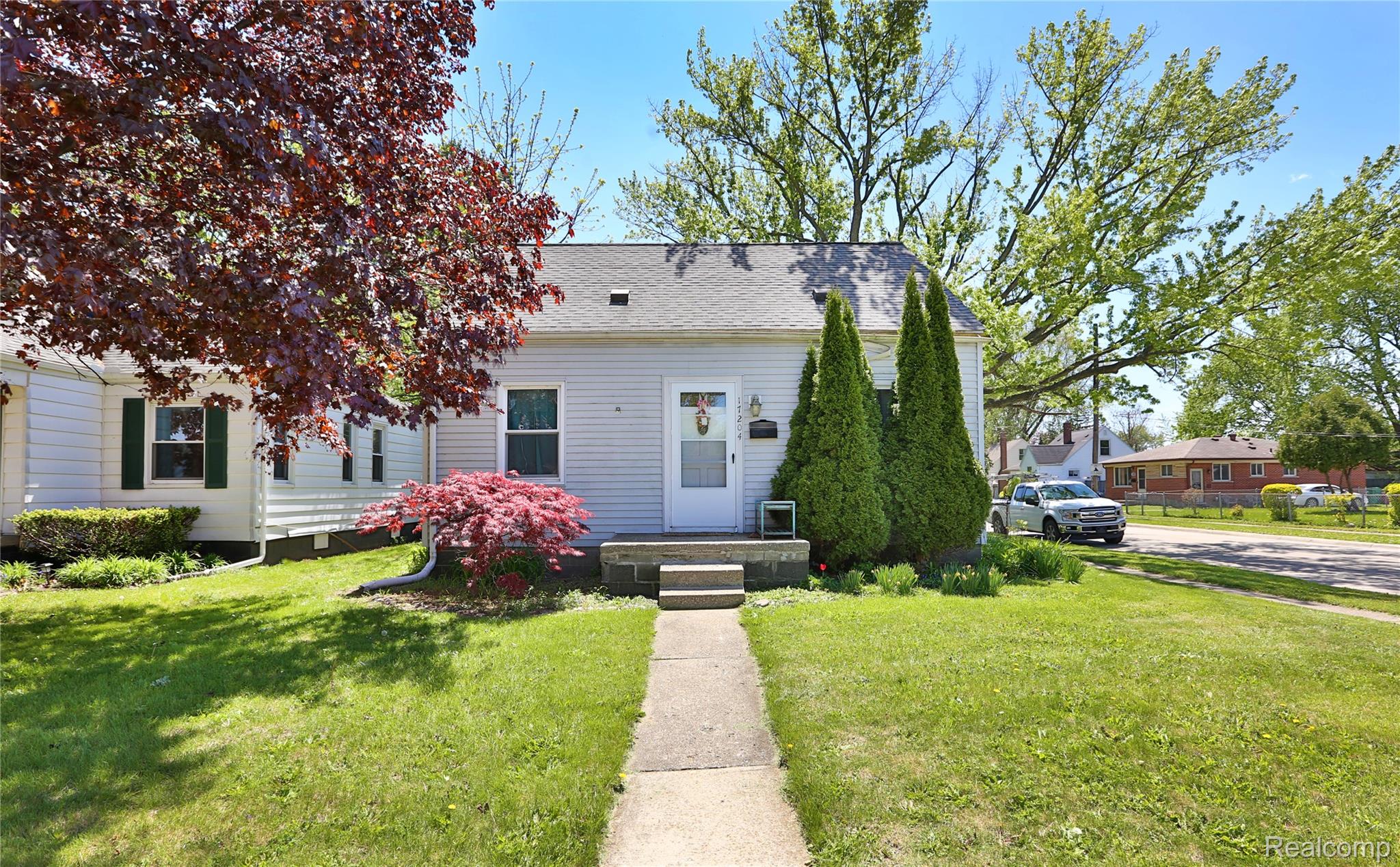 17204 Stephens Road Eastpointe, MI 48021 - Photo 1 of 11 Bungalow with a front yard